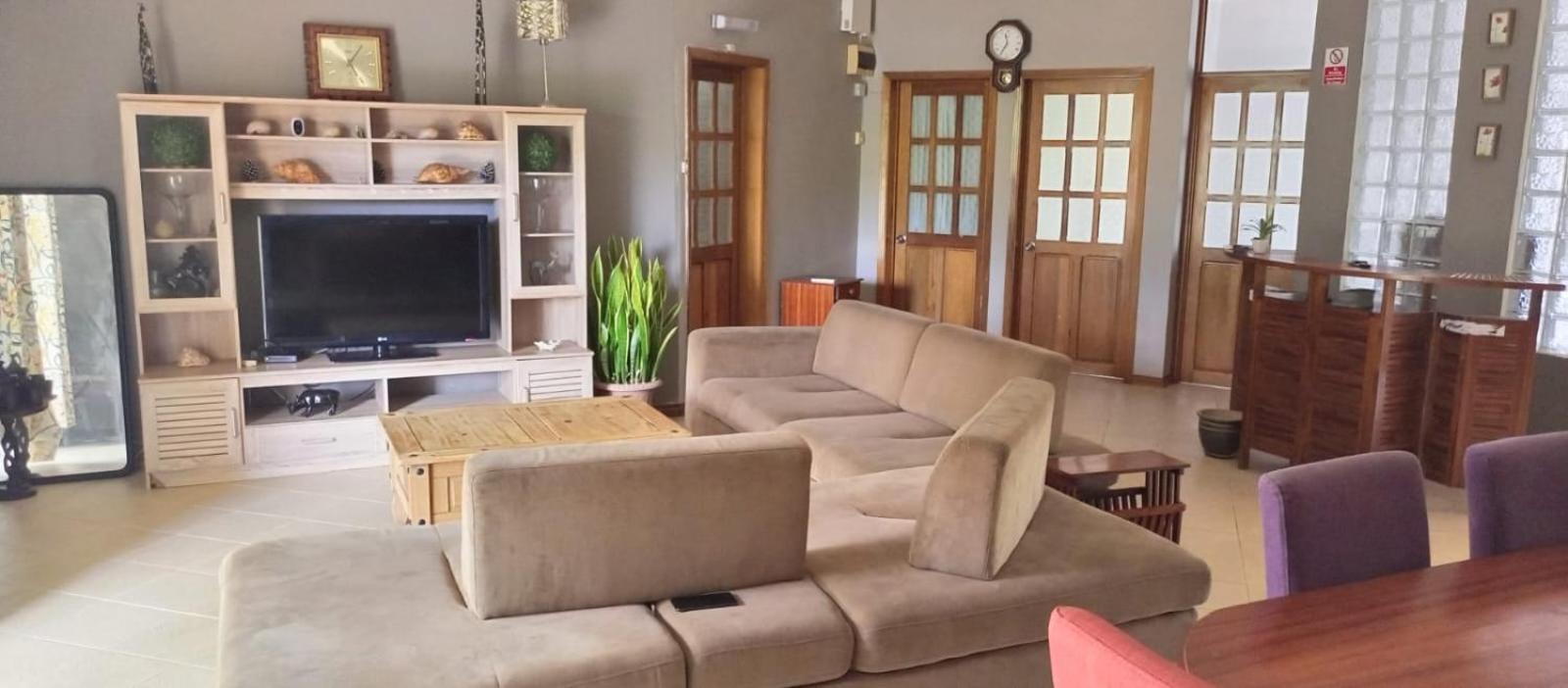 Lovely And Spacious 3 Bedroom Apartment *